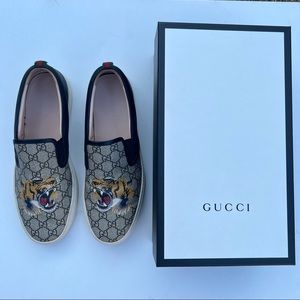 Men Gucci Monogram Slip on Loafers with Tiger Motif